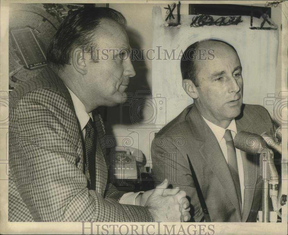 1971 Press Photo Harry Hulmes, In Meeting Concerning Saints Mess Hall