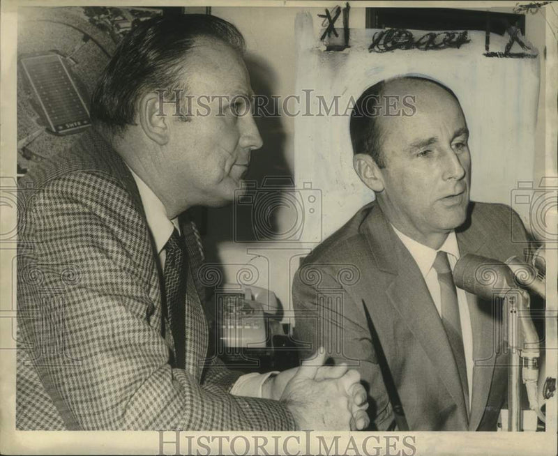 Load image into Gallery viewer, 1971 Press Photo Harry Hulmes, In Meeting Concerning Saints Mess Hall
