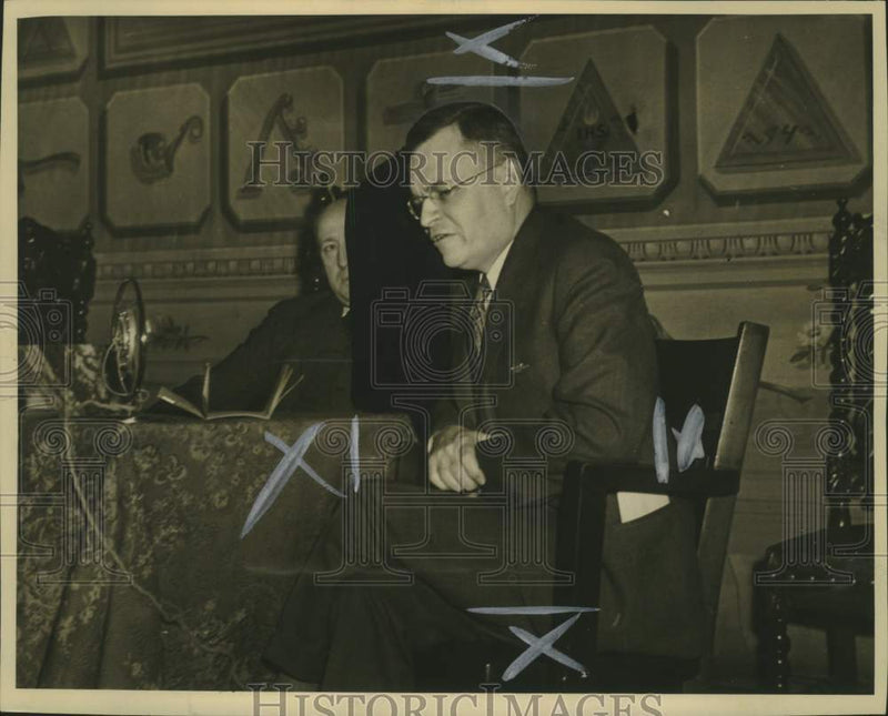 Load image into Gallery viewer, 1933 Press Photo Sam D. Hunter, watches over election probe - noo32532
