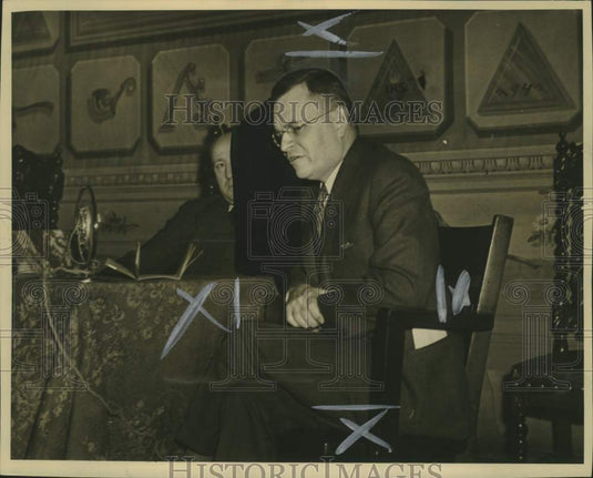 1933 Press Photo Sam D. Hunter, watches over election probe - noo32532