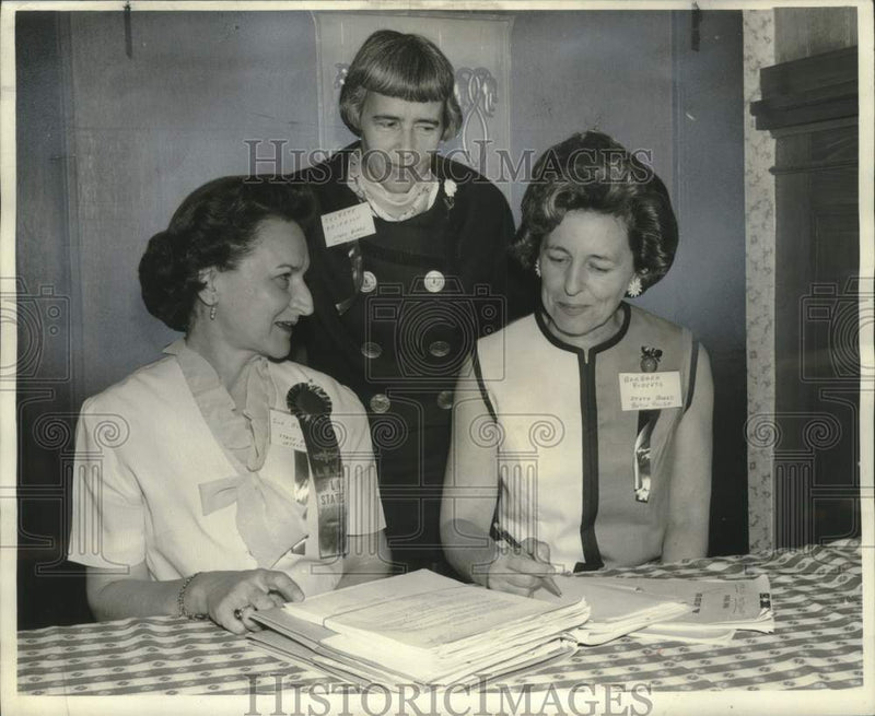 Load image into Gallery viewer, 1967 Press Photo Officers of Louisiana League of Women Voters - noo32539
