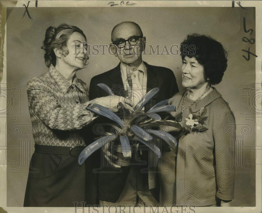 1972 Press Photo Patio Planters&#39; Club Officials Admire Plant for Sale