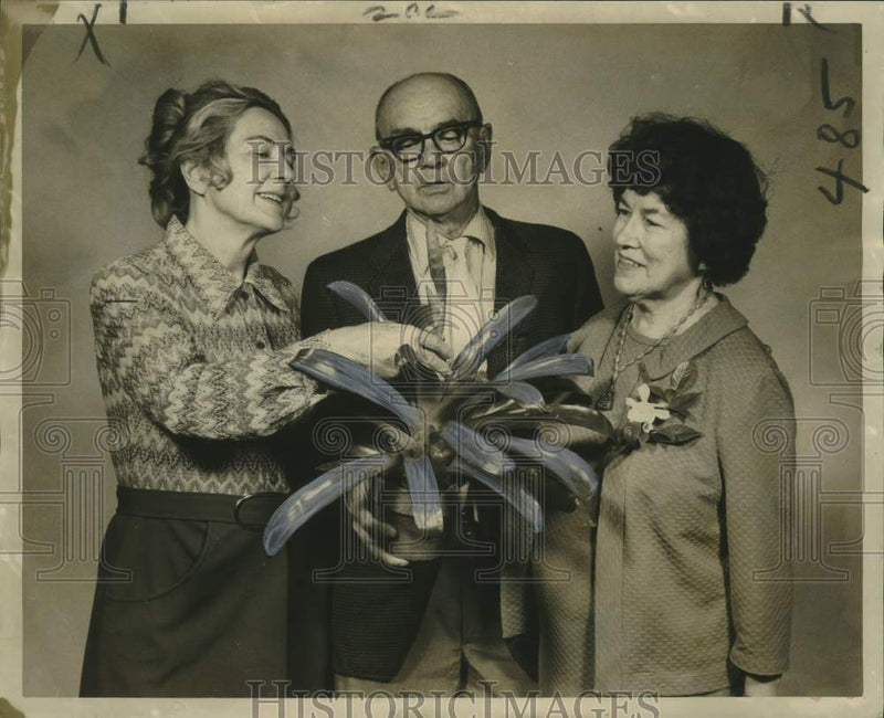 Load image into Gallery viewer, 1972 Press Photo Patio Planters' Club Officials Admire Plant for Sale
