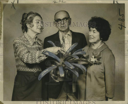 1972 Press Photo Patio Planters' Club Officials Admire Plant for Sale