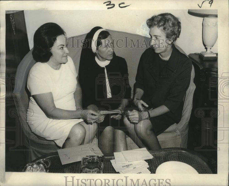 Load image into Gallery viewer, 1971 Press Photo Ladies Plan Annual Benefit Coffee Party, Cenacle Retreat House
