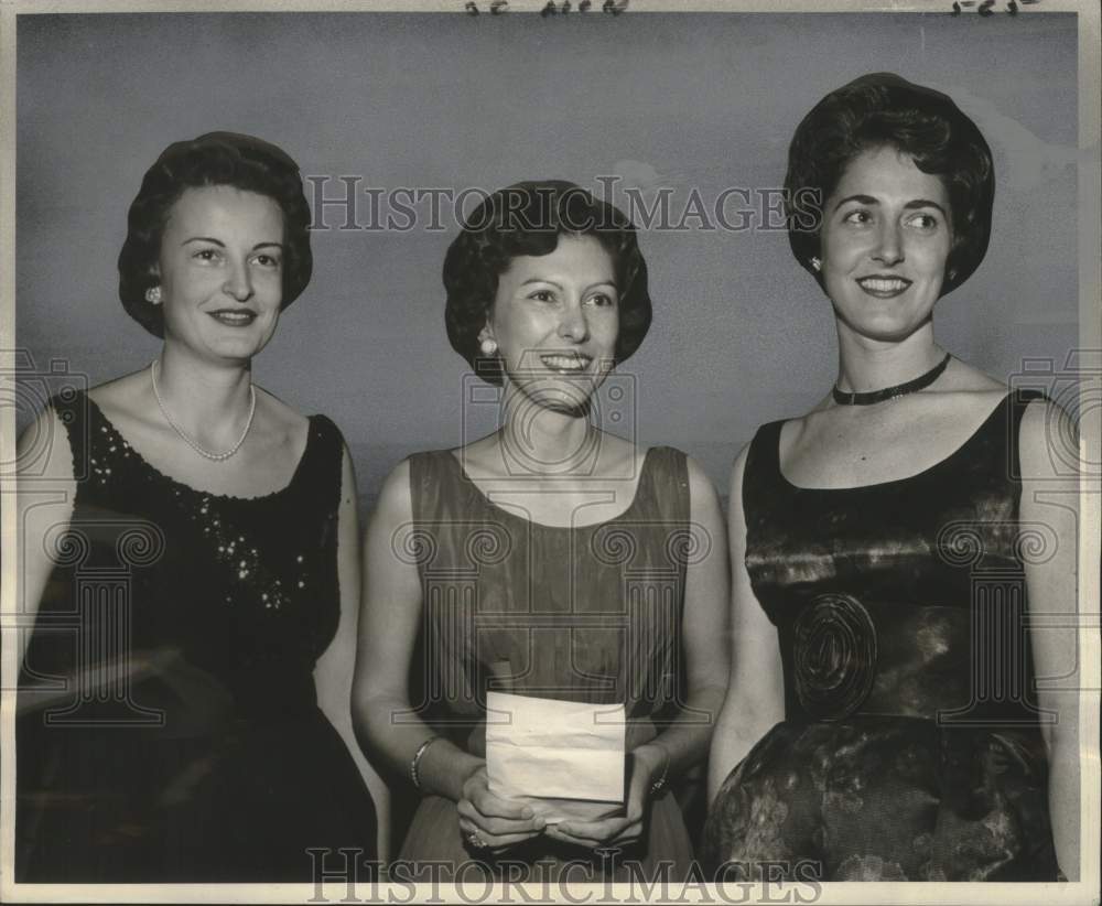 1961 Press Photo Mrs. V. L. Ewing Jr. & et al during the Alpha Thetas Banquet