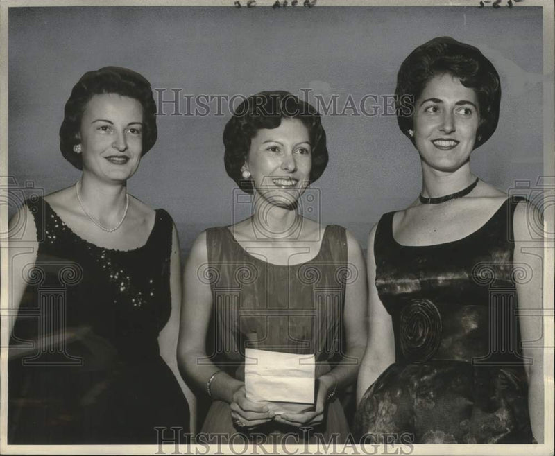 Load image into Gallery viewer, 1961 Press Photo Mrs. V. L. Ewing Jr. &amp; et al during the Alpha Thetas Banquet
