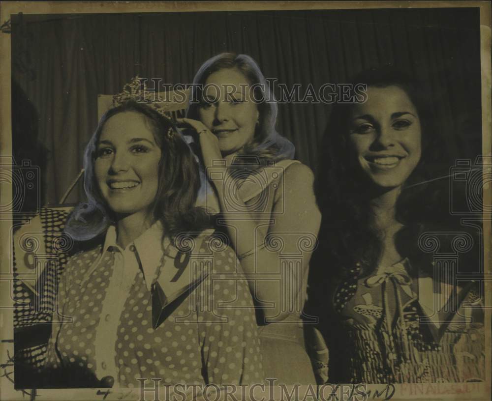 1972 Press Photo Miss Fair Chere of United Fund Queen Crowned - noo32619