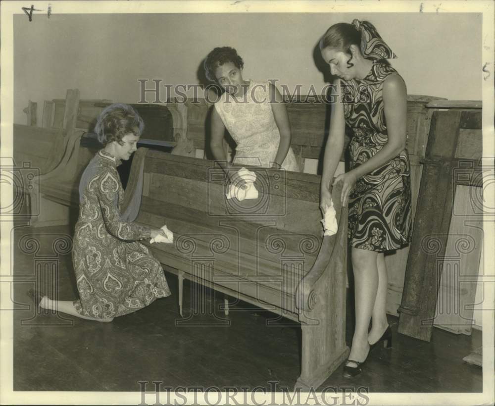 1971 Press Photo Friends Restoration Group Works on Church Interior - noo32641
