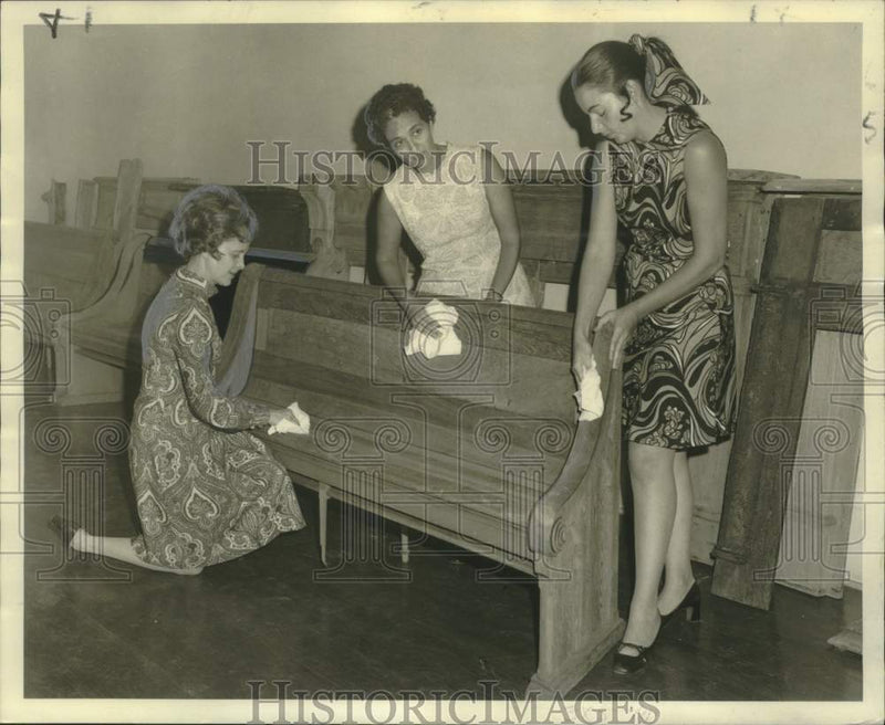 Load image into Gallery viewer, 1971 Press Photo Friends Restoration Group Works on Church Interior - noo32641
