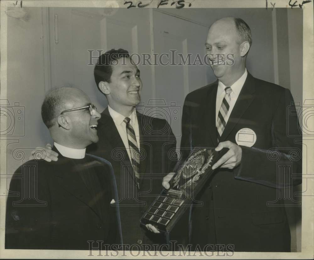 1958 Press Photo Ronald Ruiz awarded by Future Business Leaders of America