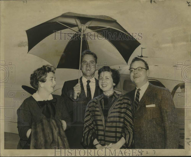 Load image into Gallery viewer, 1958 Press Photo Carolina's Governor-Elect &amp; Mrs. Ernest F. Hollings- Welcomed
