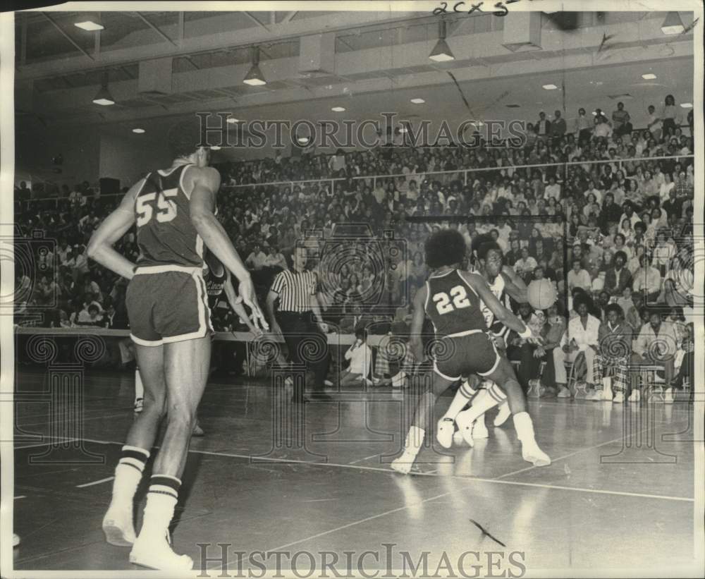 1975 Press Photo Wilbur Holland playing basketball for University of New Orleans