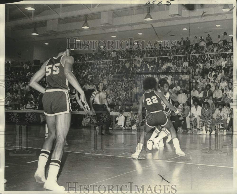 Load image into Gallery viewer, 1975 Press Photo Wilbur Holland playing basketball for University of New Orleans
