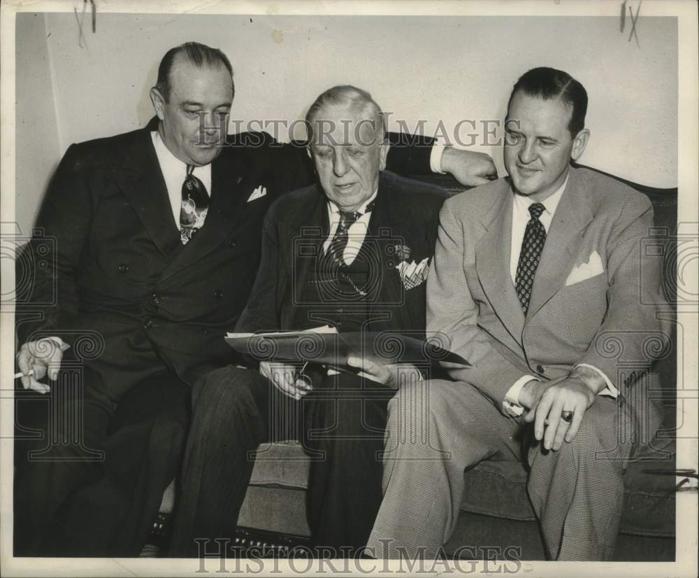 1951 Press Photo Senator Clyde Hoey and committee investigators - noo32736