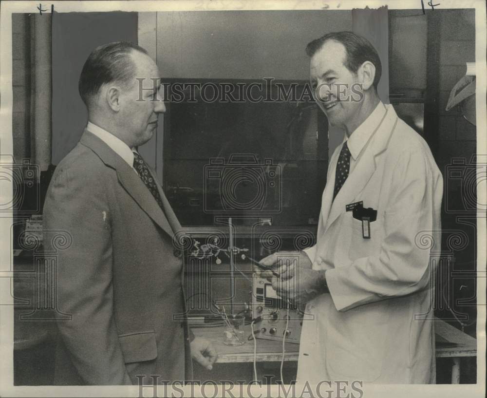 1974 Press Photo Dr. Brian F. Hoffman &amp; Dr. James Fisher Check Blood Flow Meter
