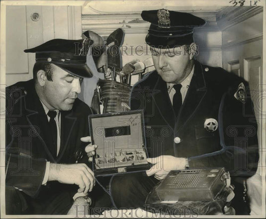 1963 Press Photo Patrolmen Albert J. Hoffman & John J. Meyer Jr. Show Loot Found