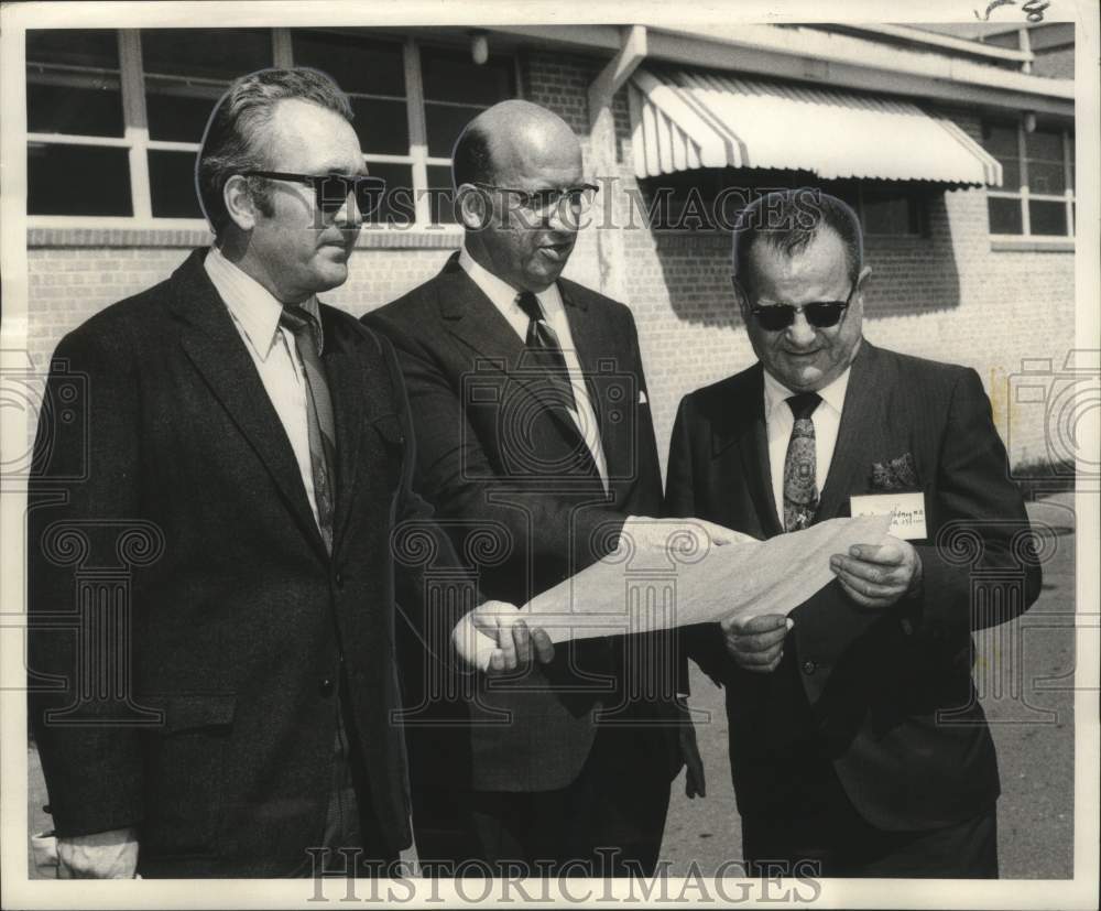 1970 Press Photo officials review map of water uses on Mississippi - noo32770