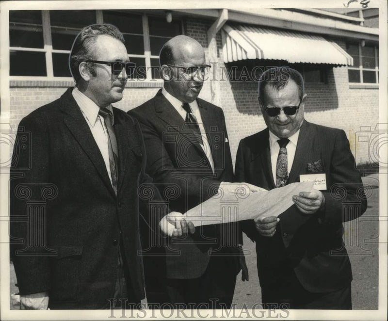 Load image into Gallery viewer, 1970 Press Photo officials review map of water uses on Mississippi - noo32770
