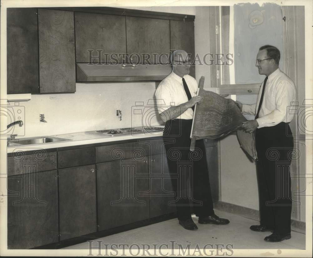 1964 Press Photo planners check kitchens in new units in Louisiana - noo32779