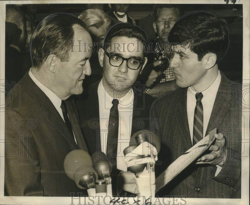 Load image into Gallery viewer, 1965 Press Photo Hubert Humphrey with Louisiana State University Students
