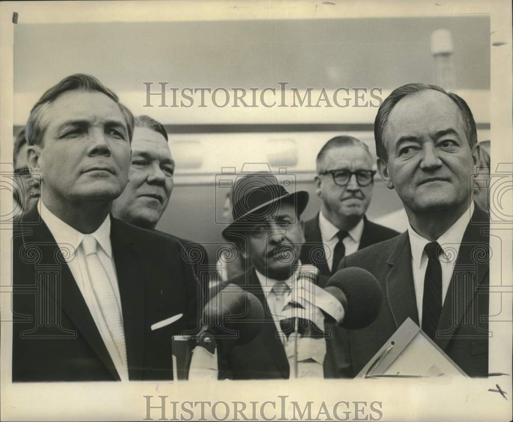 1965 Press Photo Political Figures Welcome Hubert Humphrey in New Orleans