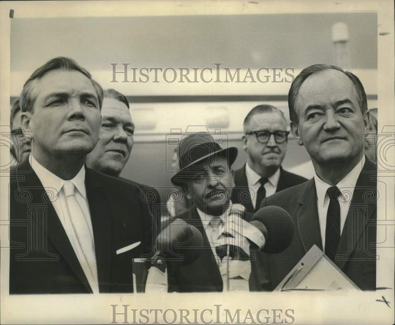 Load image into Gallery viewer, 1965 Press Photo Political Figures Welcome Hubert Humphrey in New Orleans

