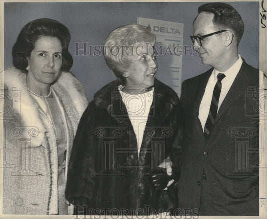 1967 Press Photo Mrs. Hubert H. Humphrey Greeted by Wife of Governor McKeithen- Historic Images