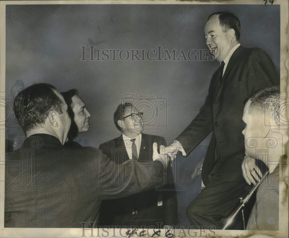 1965 Press Photo Vice-President Hubert H. Humphrey Descends From Plane
