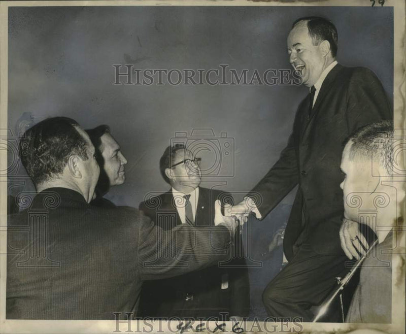 Load image into Gallery viewer, 1965 Press Photo Vice-President Hubert H. Humphrey Descends From Plane
