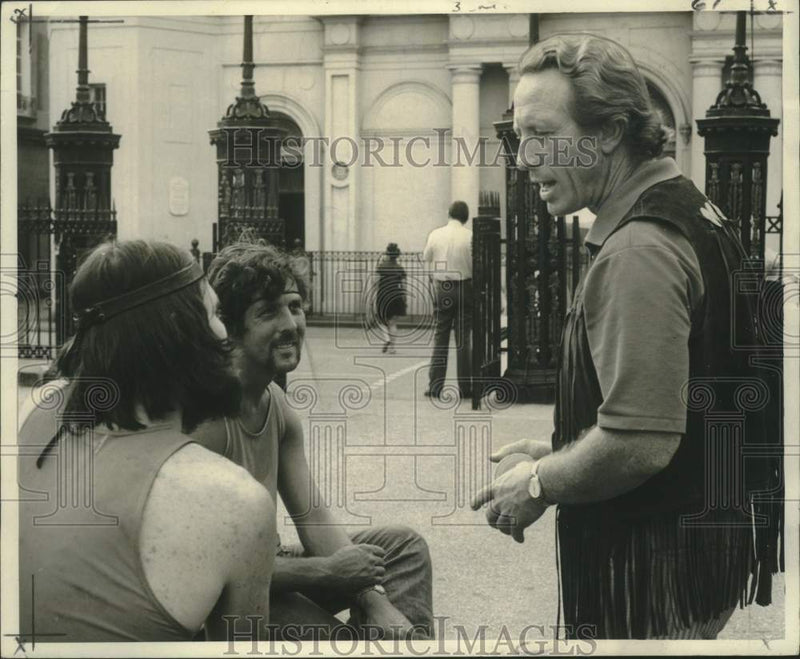 Load image into Gallery viewer, 1971 Press Photo Leo Humphrey Witnesses For Jesus - noo32832

