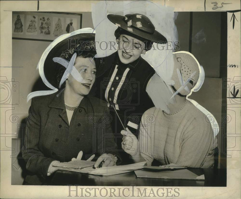Load image into Gallery viewer, 1954 Press Photo members of the Munholland Methodist Church- Fashion Benefit
