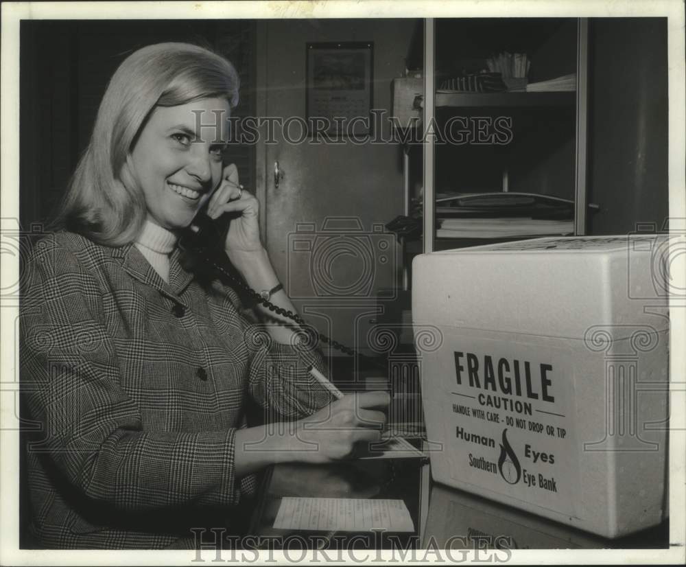 1968 Press Photo Mrs. Leonard Isacks, Southern Eye-Bank assistant on the phone