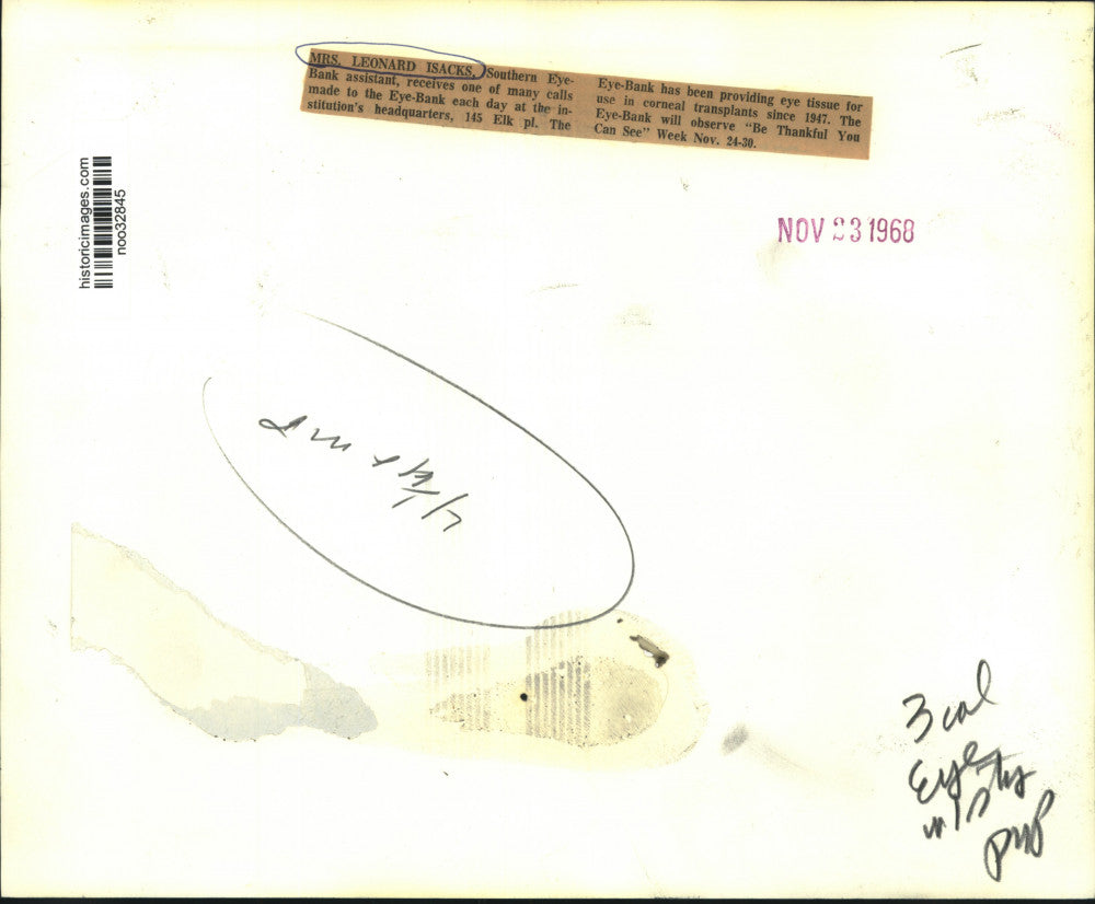 1968 Press Photo Mrs. Leonard Isacks, Southern Eye-Bank assistant on the phone