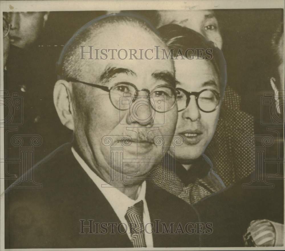 1956 Press Photo Tanzan Ishibashi, prime minister of Japan, talks to reporters