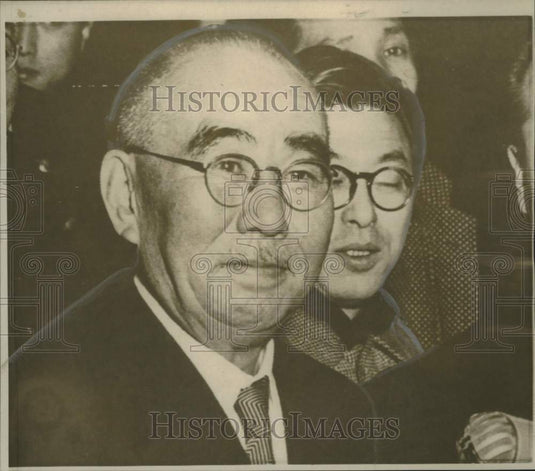 1956 Press Photo Tanzan Ishibashi, prime minister of Japan, talks to reporters