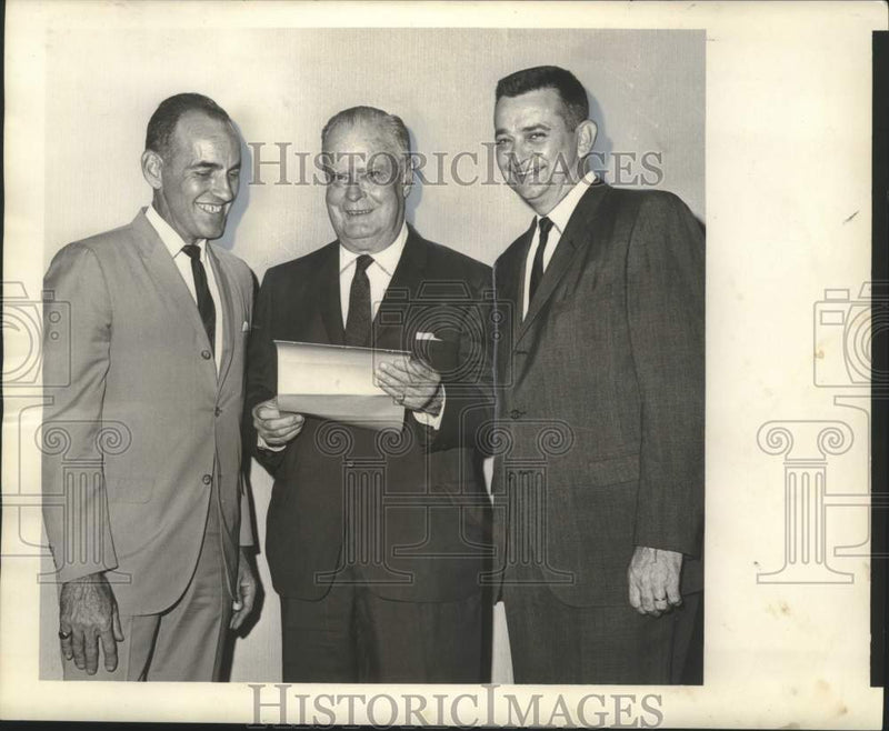 Load image into Gallery viewer, 1965 Press Photo New officers for board of St. Elizabeth's' Home in New Orleans.
