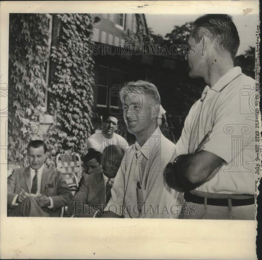 1967 Press Photo Lew Hood conferring with his colleague - noo32888