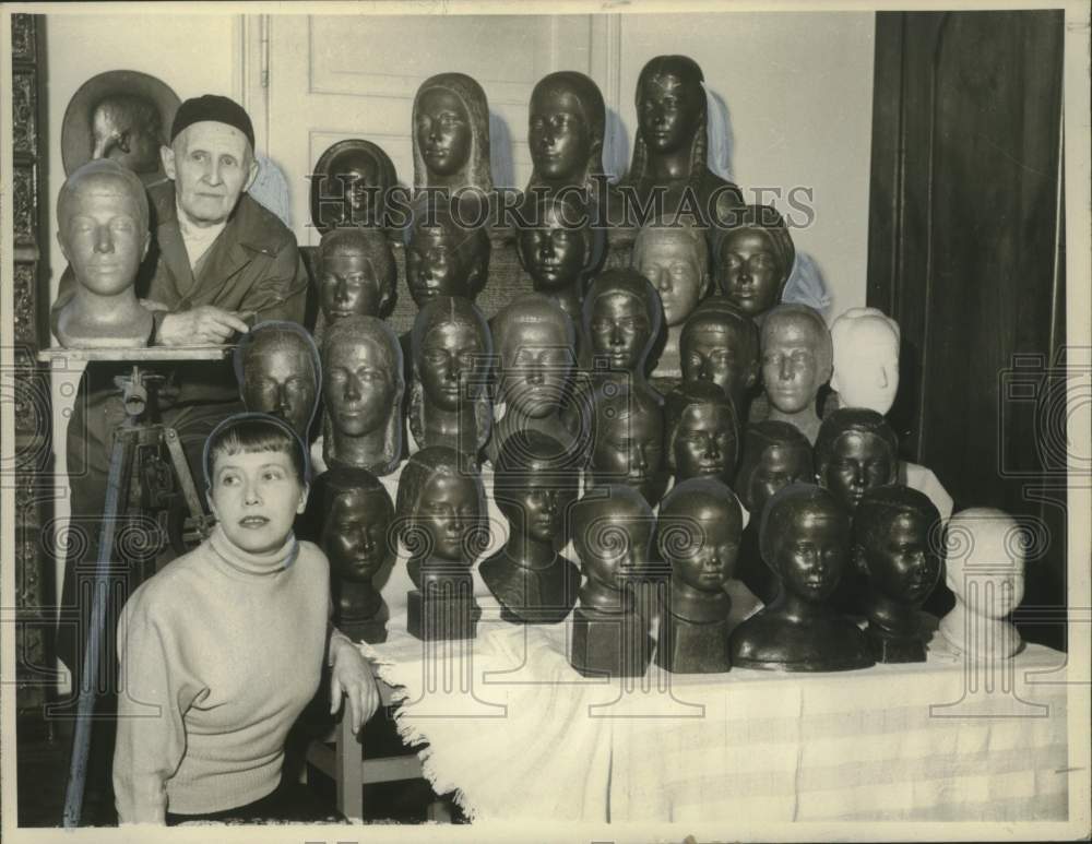 1960 Press Photo Doris Husgen &amp; Sculptor Heinrich Husgen with Heads of Daughter
