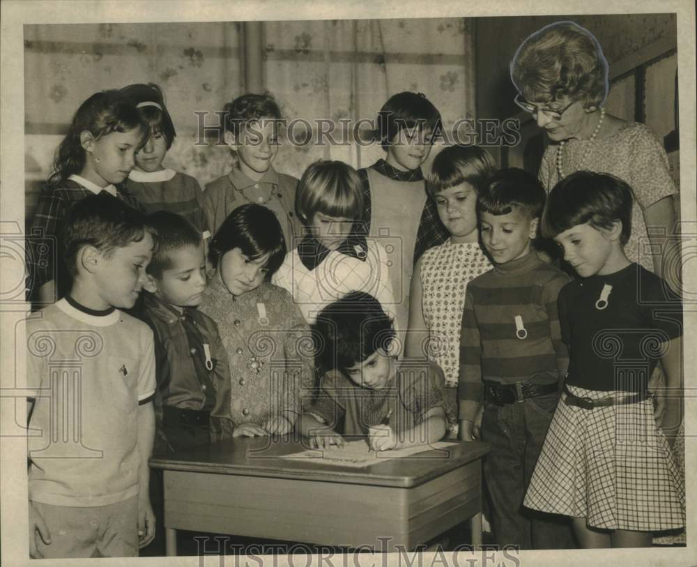 1968 Press Photo Students at Edward Hynes School Part of Anti-Litter Campaign