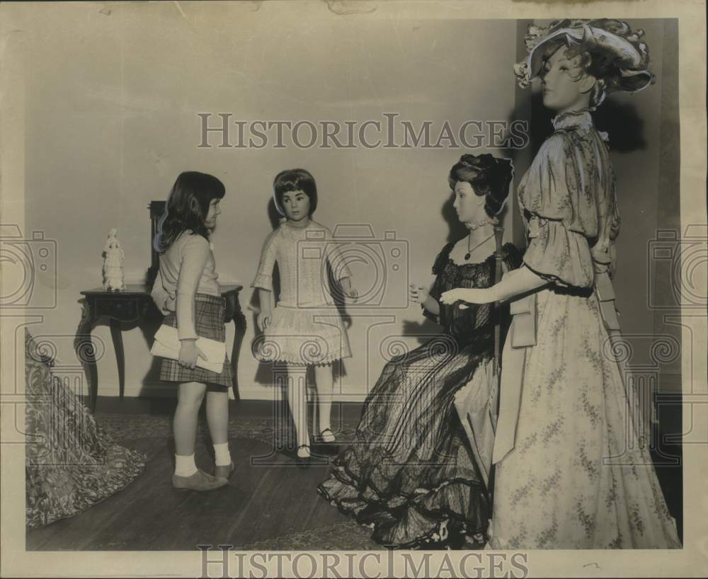 1966 Press Photo Julie Forsythe, Third Grader, Looks at Outfit From Last Century