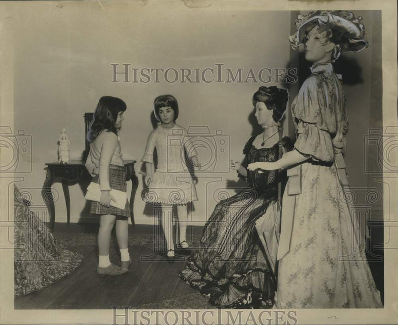 Load image into Gallery viewer, 1966 Press Photo Julie Forsythe, Third Grader, Looks at Outfit From Last Century
