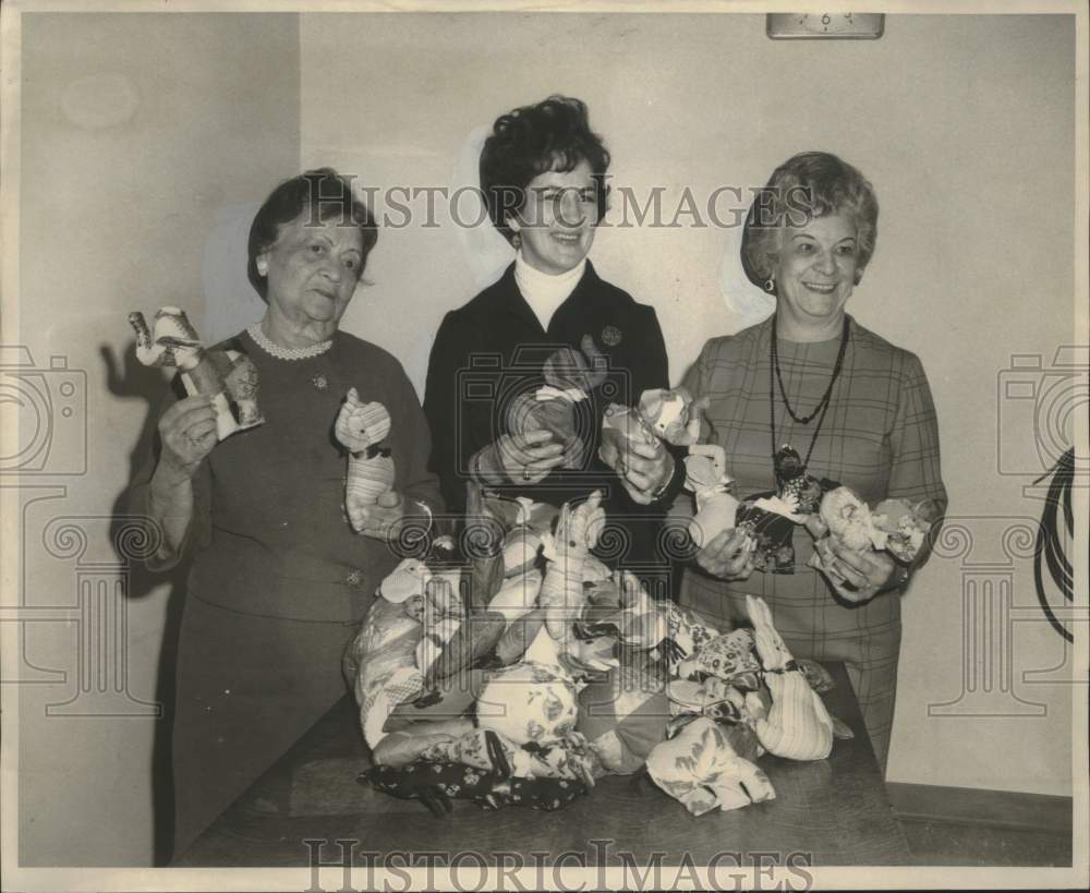 1969 Press Photo Members of Lakeview Woman&#39;s Club Show Toys They&#39;ll Give To Kids