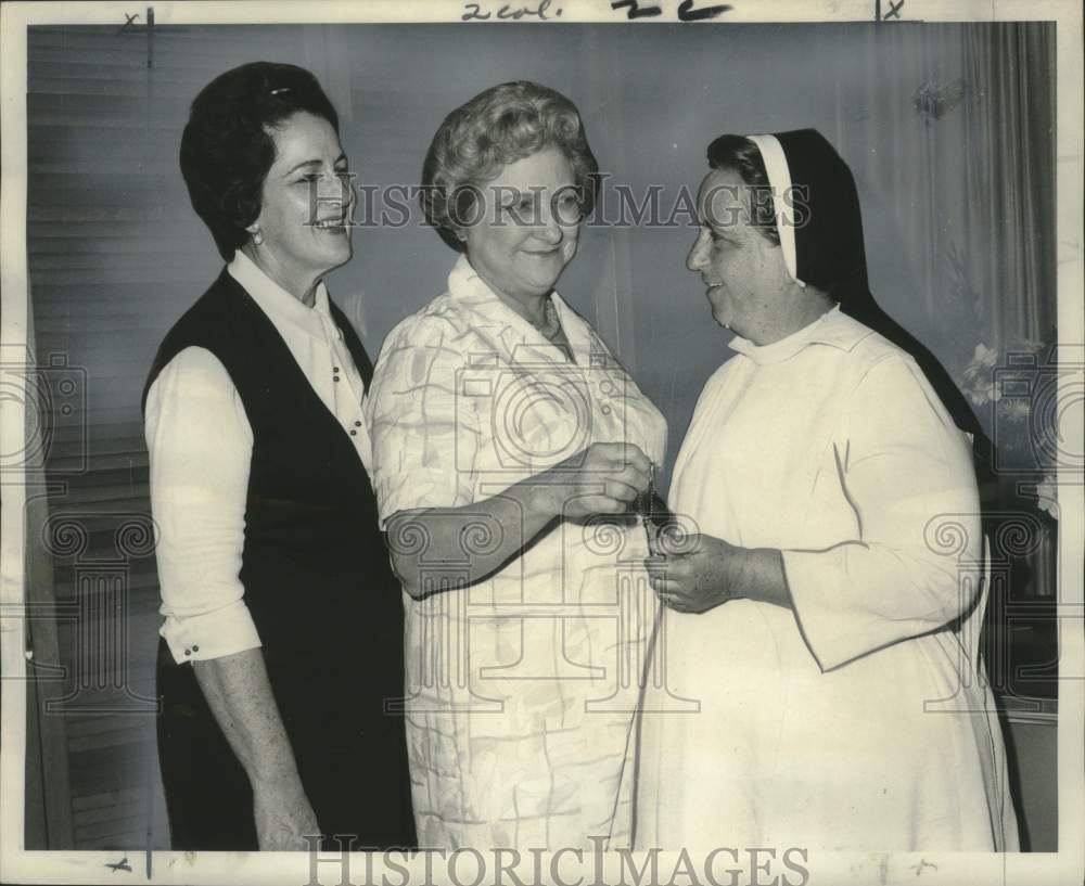 1968 Press Photo Ladies of Variety of the New Orleans Variety Club Donate Auto