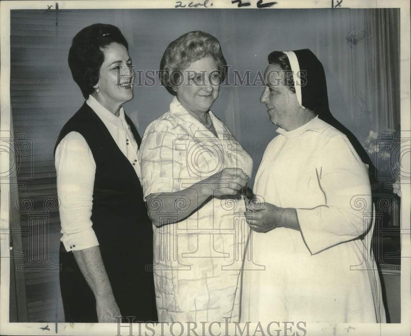 Load image into Gallery viewer, 1968 Press Photo Ladies of Variety of the New Orleans Variety Club Donate Auto
