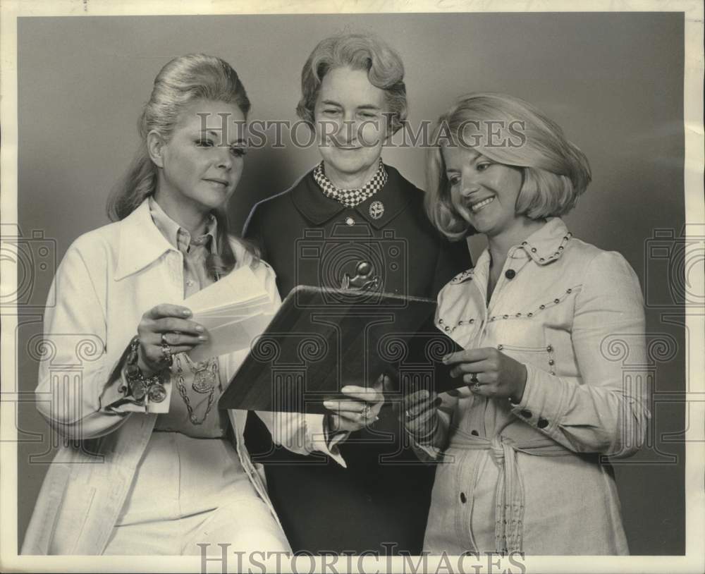 1974 Press Photo Junior Achievement Women Auxiliary's wine-tasting party