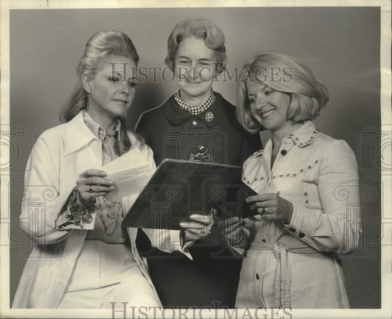Load image into Gallery viewer, 1974 Press Photo Junior Achievement Women Auxiliary's wine-tasting party
