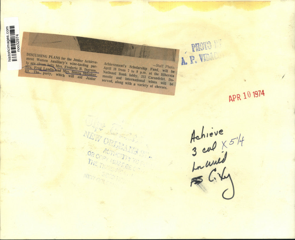 1974 Press Photo Junior Achievement Women Auxiliary's wine-tasting party