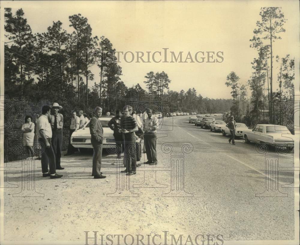 1972 Press Photo Workers gathered at Ingram Industries ammunition manufacturing