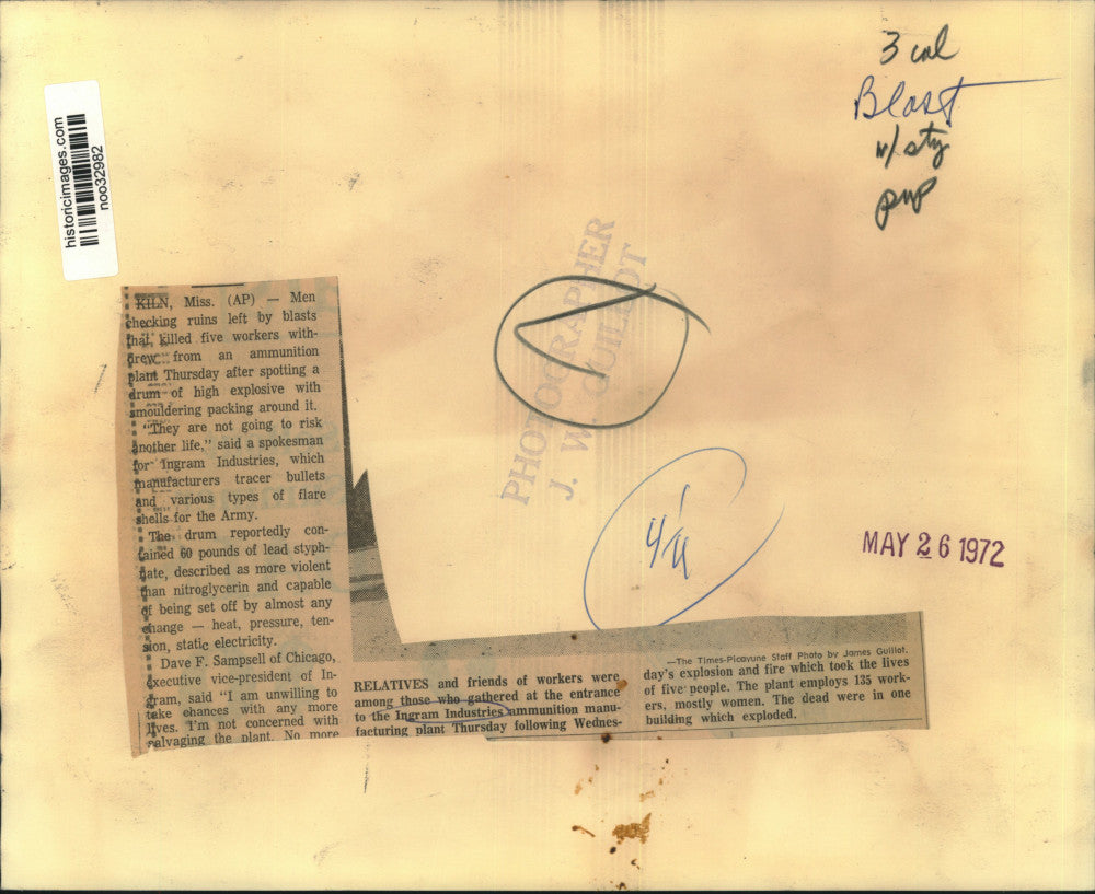 1972 Press Photo Workers gathered at Ingram Industries ammunition manufacturing